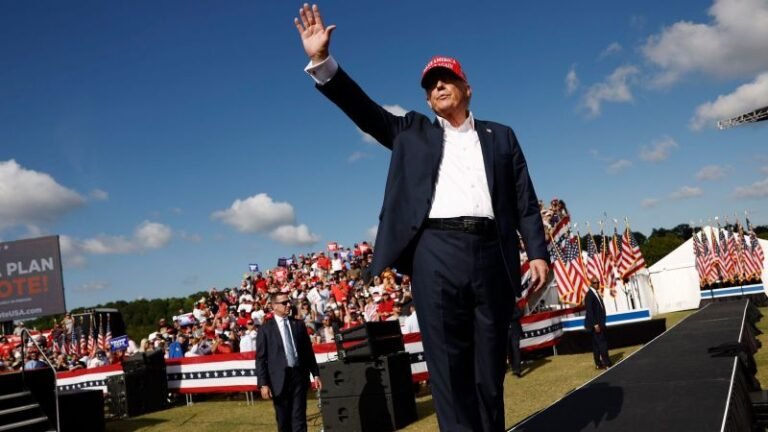 Con biblias, tokens y relojes, Trump gana millones de dólares, revelan nuevas declaraciones