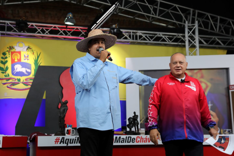 Corren hacia adelante, espantados por el pueblo