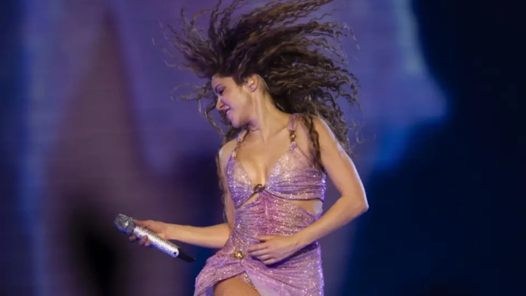 Se rompe la falda de Shakira en su concierto en Florida Se rompe la falda de Shakira en su concierto en Florida