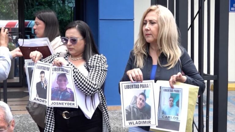 Familiares de venezolanos piden a Bukele revisar casos de encarcelados en el Cecot