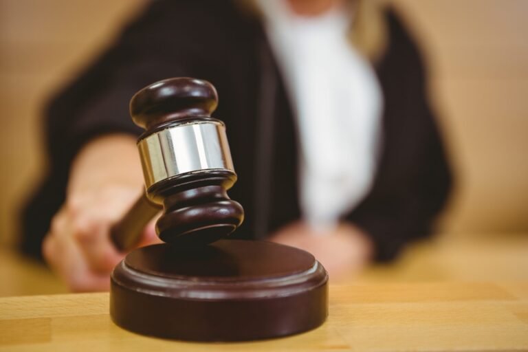 Condenan a un hombre a 30 años de cárcel por abusar de tres adolescentes