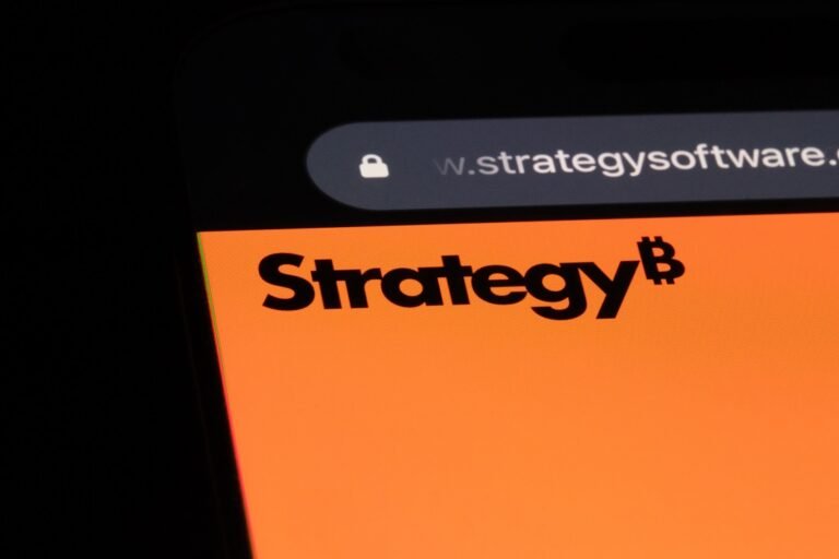 Strategy lanzó en Nasdaq nueva acción preferente con respaldo en bitcoin