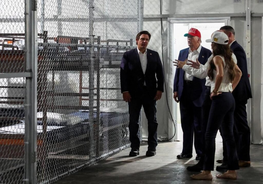 Trump inaugura ‘Caimán Alcatraz’, la prisión de Florida para encerrar a miles de inmigrantes